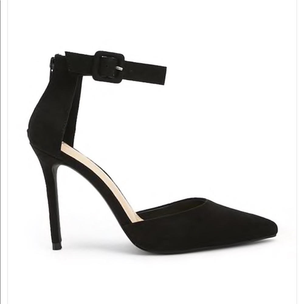 Black closed toe pointed toe heels size 7.5